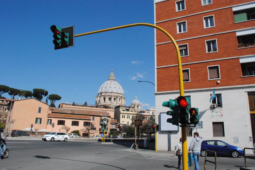 Di Fronte Alla Cupola Roma Exterior foto